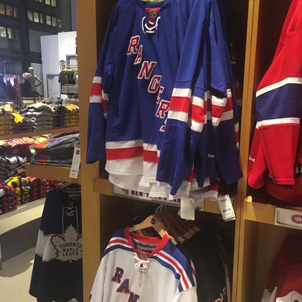 Das Foto wurde bei NHL Store NYC von Afazur R. am 12/5/2016 aufgenommen