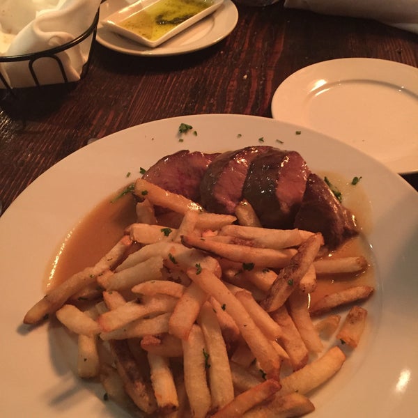 Foto diambil di L&#39;Assiette Steak Frites oleh M89 ✨ pada 12/20/2015