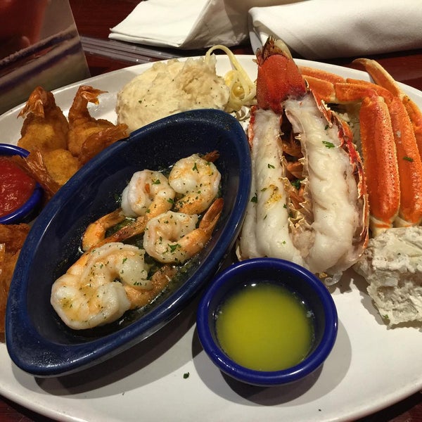 รูปภาพถ่ายที่ Red Lobster โดย Steven B. เมื่อ 8/5/2015