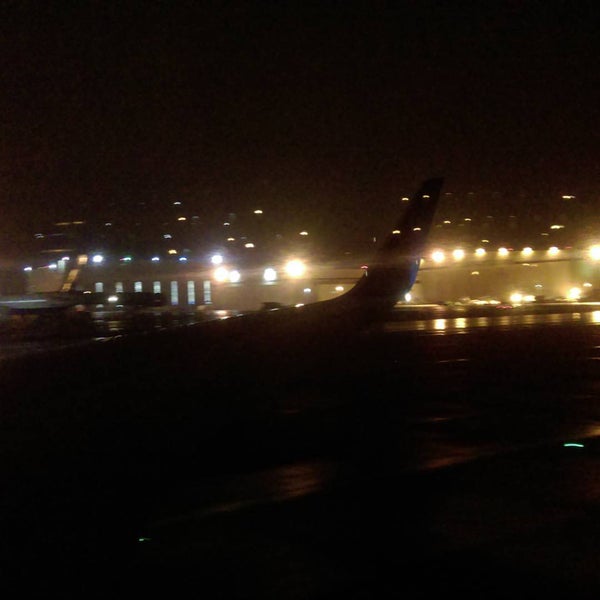 Photo taken at Seattle-Tacoma International Airport (SEA) by FANLESS on 12/1/2015