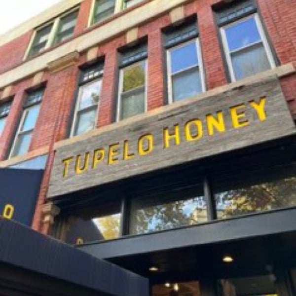 Foto diambil di Tupelo Honey oleh Derin D. pada 9/16/2023