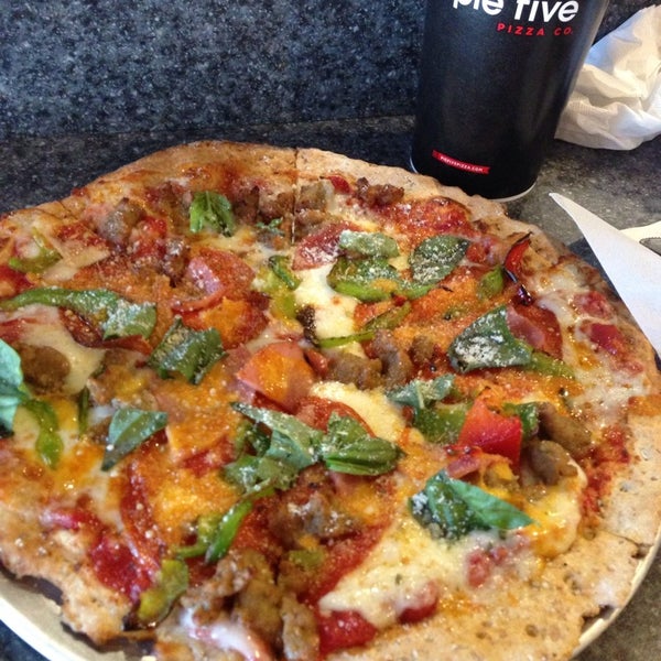 5/15/2013にWhitney R.がPie Five Pizzaで撮った写真