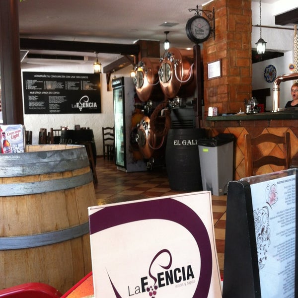 5/29/2013 tarihinde Mari Carmen R.ziyaretçi tarafından La Esencia - Vinos y Tapas'de çekilen fotoğraf