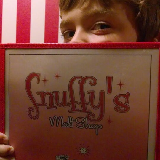 Foto tomada en Snuffy&#39;s Malt Shop  por Michael D. el 9/21/2013