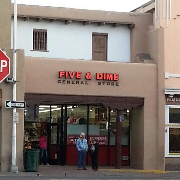 รูปภาพถ่ายที่ Five &amp; Dime General Store โดย Naveen K. เมื่อ 5/7/2013