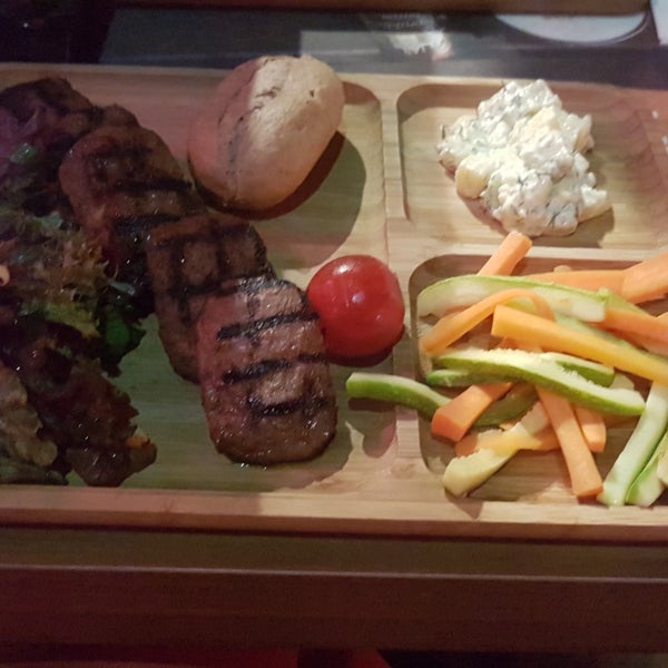 รูปภาพถ่ายที่ Beeves Burger&amp;Steakhouse โดย GözDee S. เมื่อ 3/14/2018