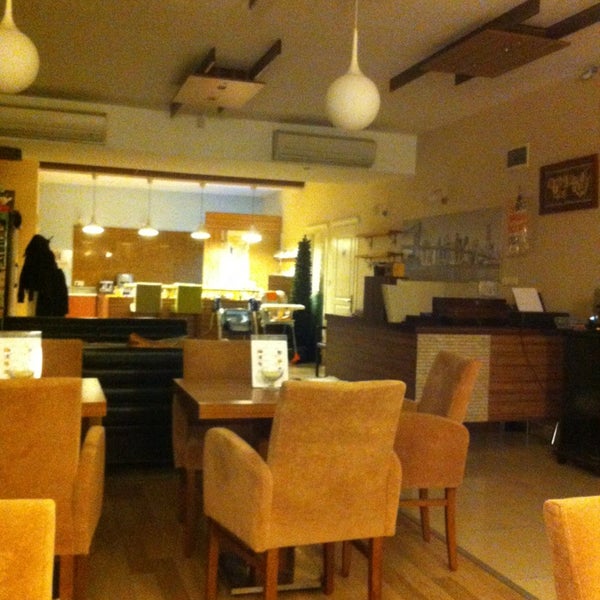 รูปภาพถ่ายที่ Norfolk Cafe &amp; Restaurant โดย Murat D. เมื่อ 2/20/2013