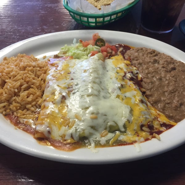 8/18/2015 tarihinde Charles S.ziyaretçi tarafından Ramos Tex-Mex Restaurant #3'de çekilen fotoğraf