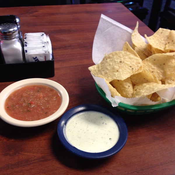 2/7/2015 tarihinde Charles S.ziyaretçi tarafından Ramos Tex-Mex Restaurant #3'de çekilen fotoğraf