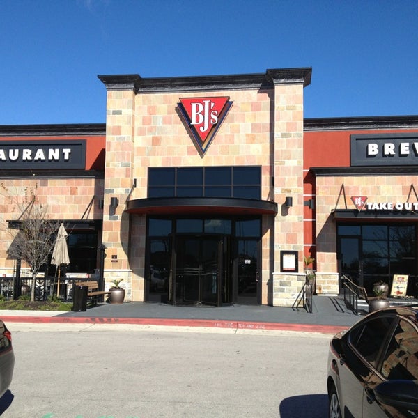 Photo taken at BJ&#39;s Restaurant &amp; Brewhouse by Charles S. on 1/10/2013