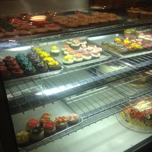 รูปภาพถ่ายที่ Cupcake Cafe โดย Emily C. เมื่อ 2/10/2013