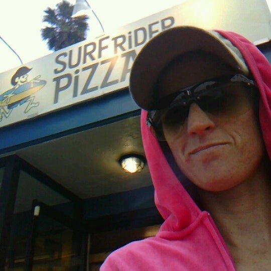 Foto tirada no(a) Surf Rider Pizza Cafe por Divinity D. em 11/25/2012