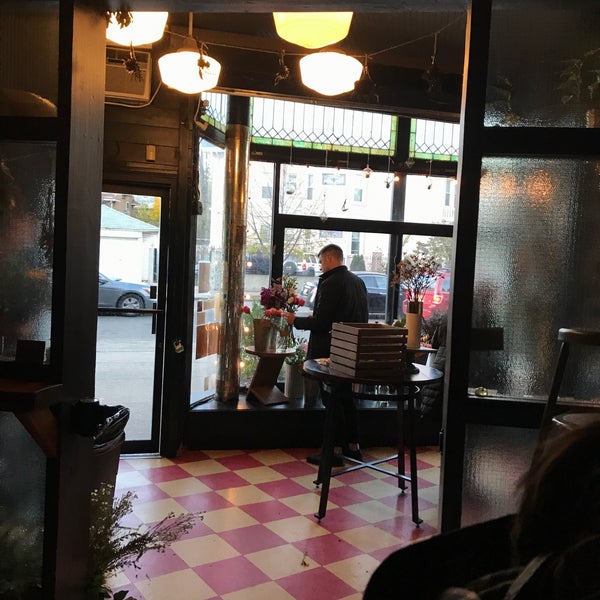 11/22/2017 tarihinde Pete N.ziyaretçi tarafından Sycamore Flower Shop + Bar'de çekilen fotoğraf