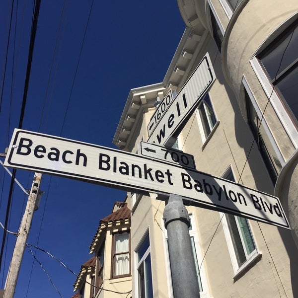 Снимок сделан в Beach Blanket Babylon пользователем Robert S. 2/20/2016