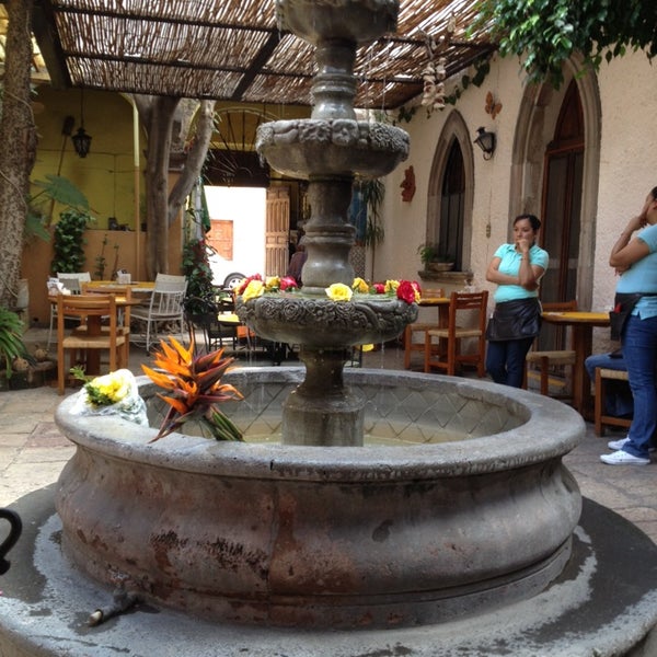 Foto scattata a Café de la Parroquia da La Casa de Lila il 10/9/2014