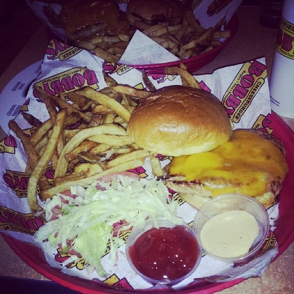 Foto diambil di Cheeseburger Bobby&#39;s oleh D P. pada 3/8/2014