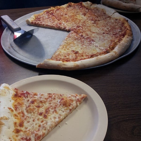 Foto diambil di Napoli NY Style Pizzeria oleh D P. pada 3/18/2014