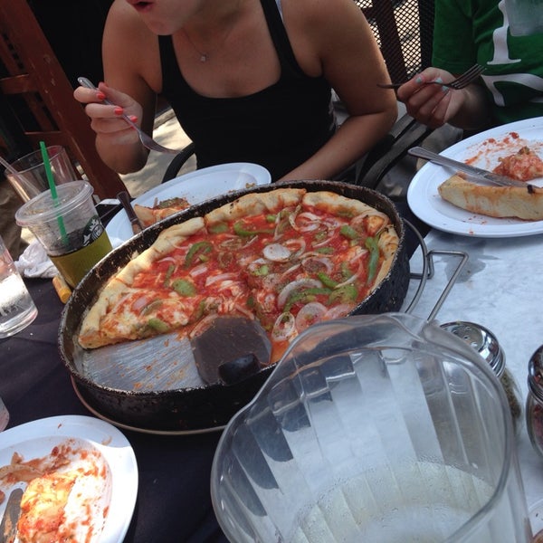 Снимок сделан в Renaldi&#39;s Pizza пользователем Anne S. 7/6/2014