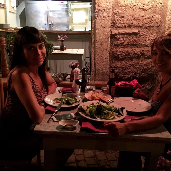7/4/2016 tarihinde Demet O.ziyaretçi tarafından Leyla Restaurant &amp; Bar'de çekilen fotoğraf