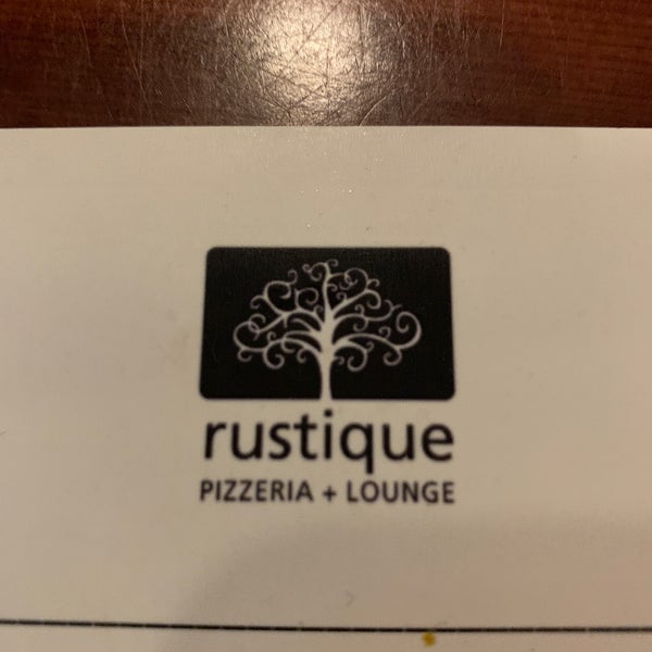 รูปภาพถ่ายที่ Rustique Pizzeria &amp; Lounge โดย The Grinch เมื่อ 12/9/2018