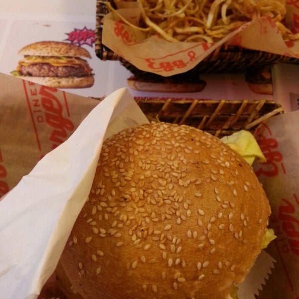 Foto tirada no(a) Egg &amp; Burger por Feyza em 11/21/2014