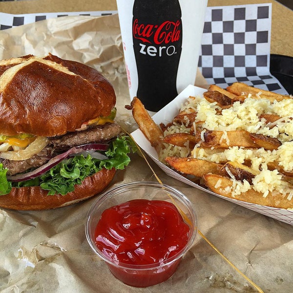 รูปภาพถ่ายที่ Blue Moon Burgers Fremont โดย Kaleb B. เมื่อ 7/24/2015