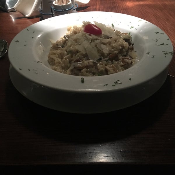 Absolutely delicious food, nice ambience, life Greek music, good service and good prices! What else can you ask for?!? Just go and enjoy! I had the risotto with mushrooms.. yum