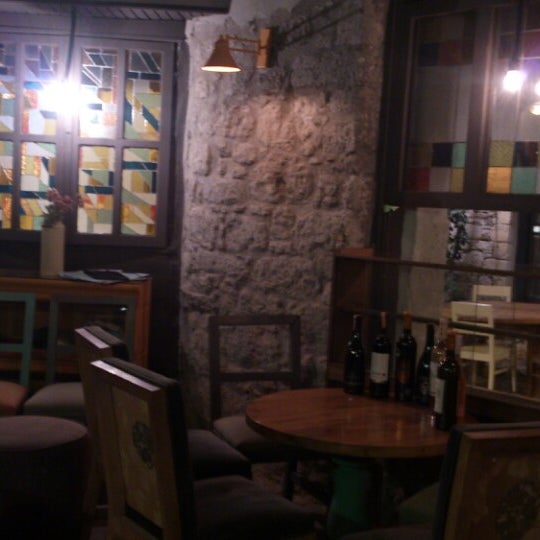 Foto tirada no(a) Leyla Restaurant &amp; Bar por Mehmet K. em 9/27/2014