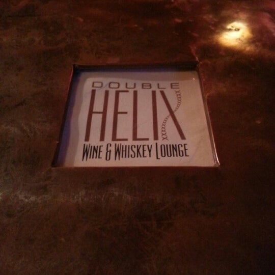 Foto tomada en Double Helix Wine &amp; Whiskey Lounge  por Justice F. el 12/24/2012