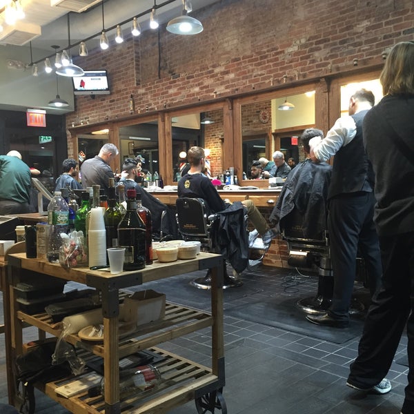 1/18/2016 tarihinde Vincent O.ziyaretçi tarafından Made Man Barbershop'de çekilen fotoğraf