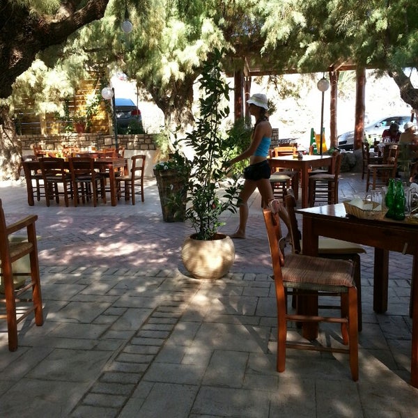 Photo taken at Damnoni Taverna by Gregory G. on 8/10/2013