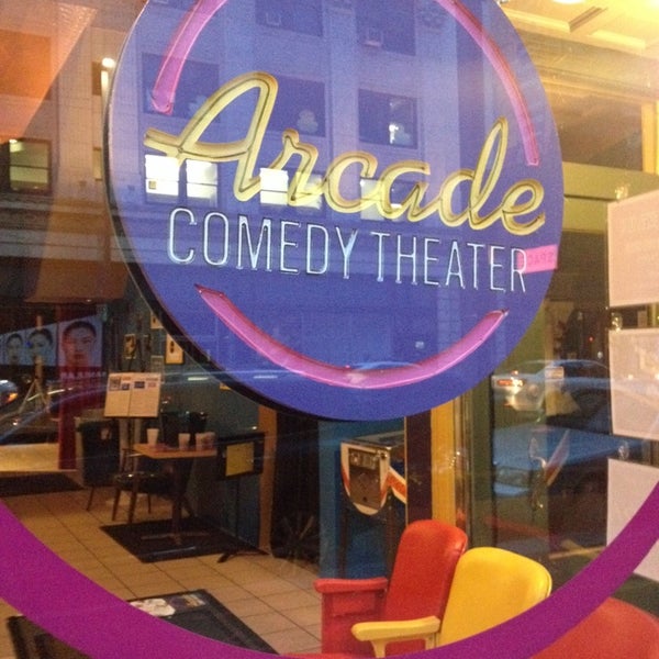 10/15/2013 tarihinde Aaron K.ziyaretçi tarafından Arcade Comedy Theater'de çekilen fotoğraf
