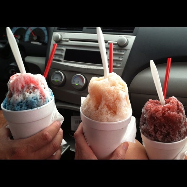 Photo taken at Buzzles Shaved Ice by Elizabeth B. on 7/21/2013