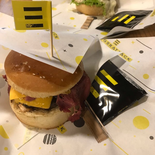 Foto tirada no(a) Burger Attack por Ozge B. em 3/9/2019