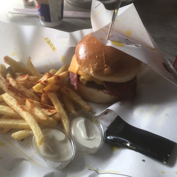 รูปภาพถ่ายที่ Burger Attack โดย Ozge B. เมื่อ 9/11/2019