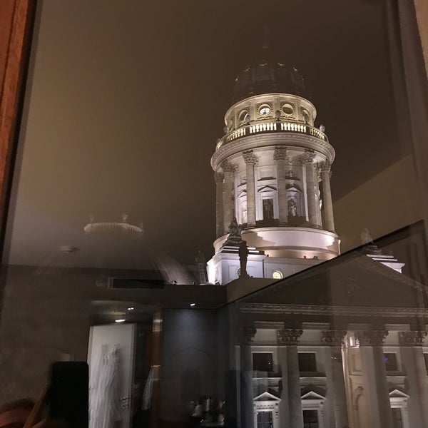 รูปภาพถ่ายที่ Hilton Berlin โดย Theo R. เมื่อ 11/18/2019