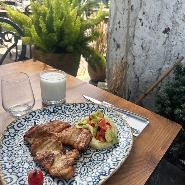Foto diambil di Sini Köşk Restaurant oleh Ryhn pada 5/15/2023