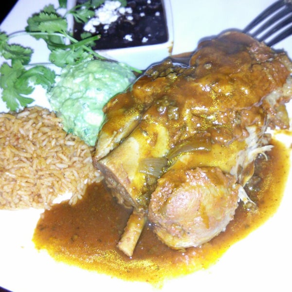 Foto diambil di La Fiesta Mexican Cuisine &amp; Lounge oleh Dmitry P. pada 5/1/2013