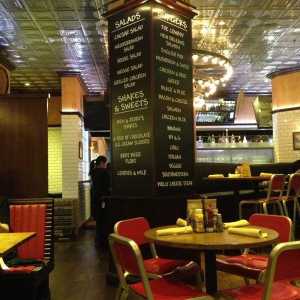 2/11/2013 tarihinde Kathy T.ziyaretçi tarafından Broadway Burger Bar &amp; Grill'de çekilen fotoğraf