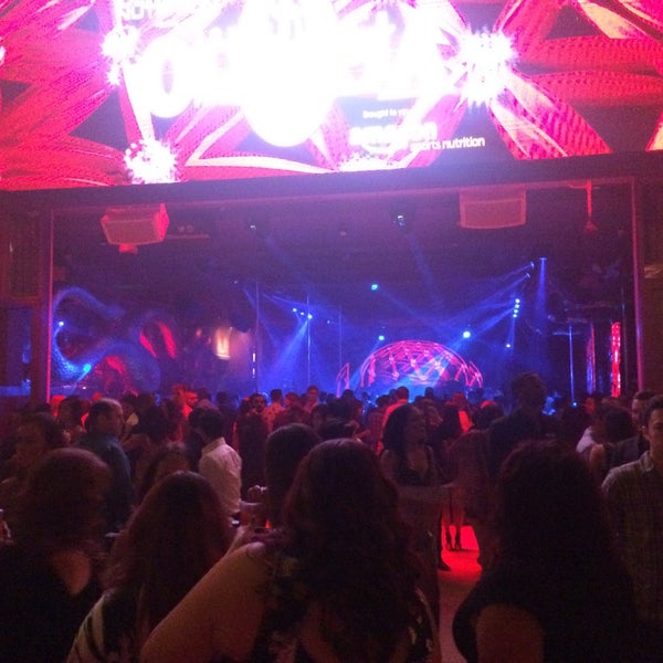 9/20/2015 tarihinde Fatma G.ziyaretçi tarafından Surrender Nightclub'de çekilen fotoğraf