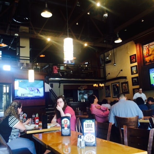 Photo taken at BJ&#39;s Restaurant &amp; Brewhouse by Fatma G. on 9/21/2015