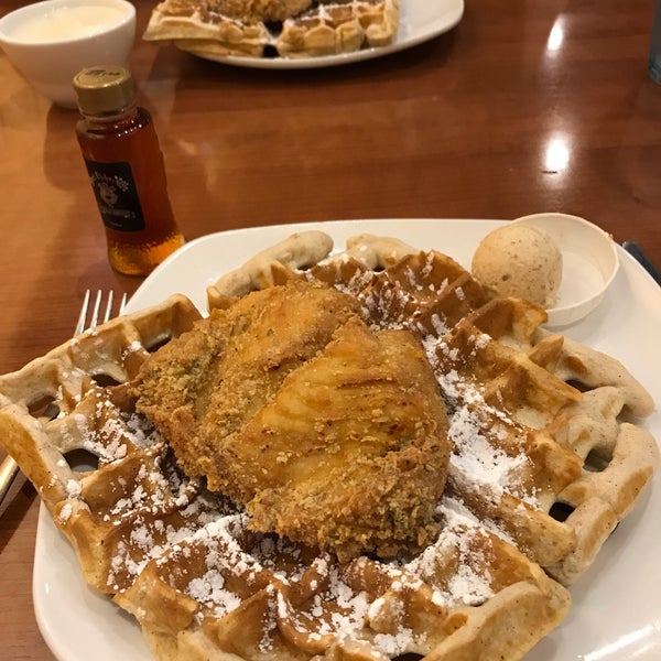Photo prise au Dame&#39;s Chicken &amp; Waffles par Kathy W. le12/15/2018
