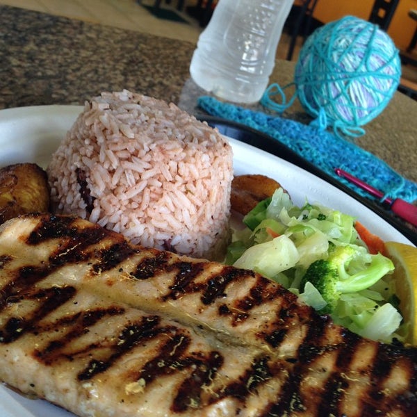 Das Foto wurde bei The Jerk Spot Jamaican Restaurant von Jameelah W. am 12/4/2014 aufgenommen