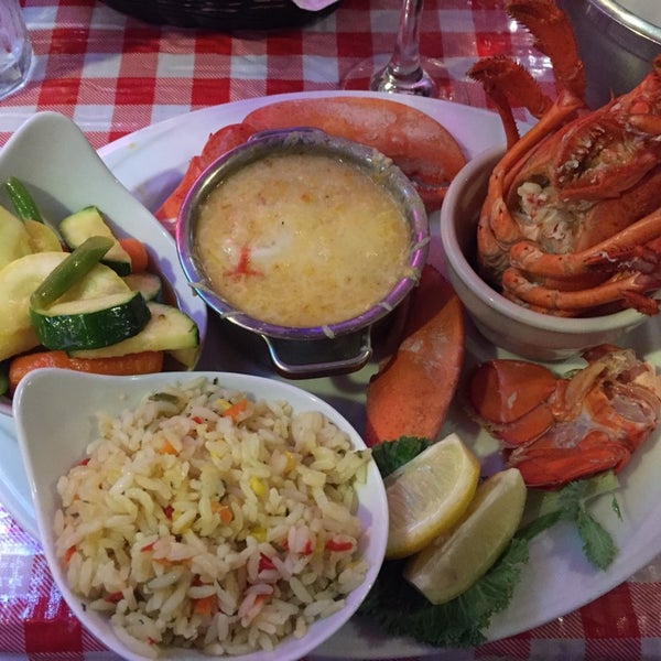 Снимок сделан в Lobster Pot Restaurant пользователем Suzanne E. 10/3/2014