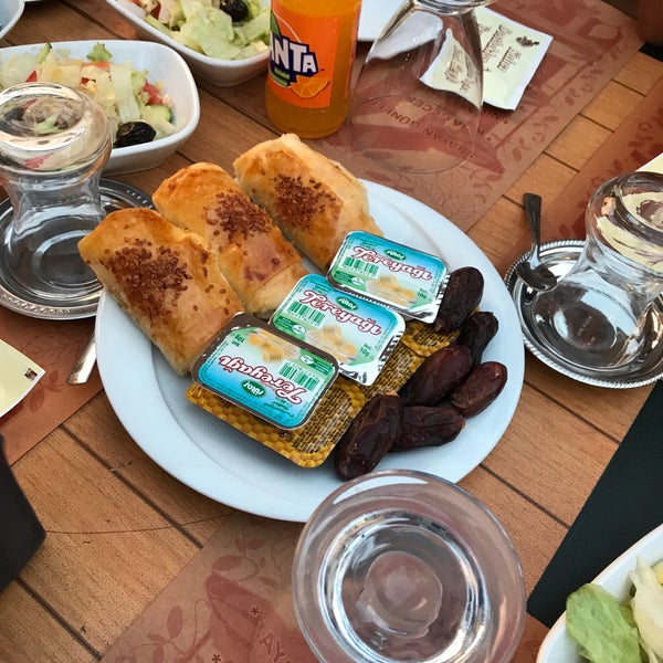 Das Foto wurde bei Ata Konağı Restaurant von Can D. am 6/13/2017 aufgenommen