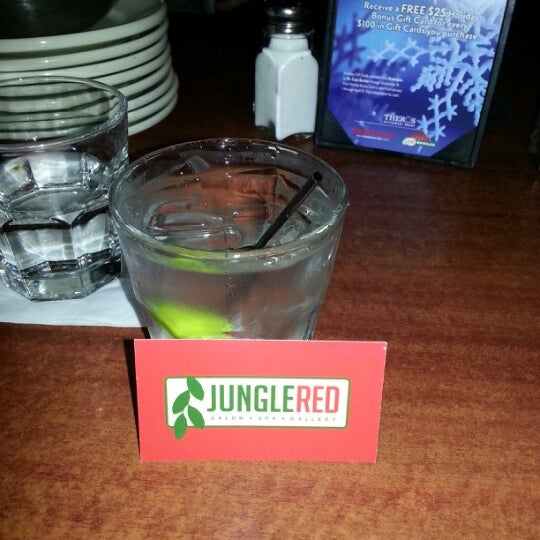 Foto tomada en Rudolphs Bar-B-Que  por Jungle Red Salon and Spa el 11/17/2012