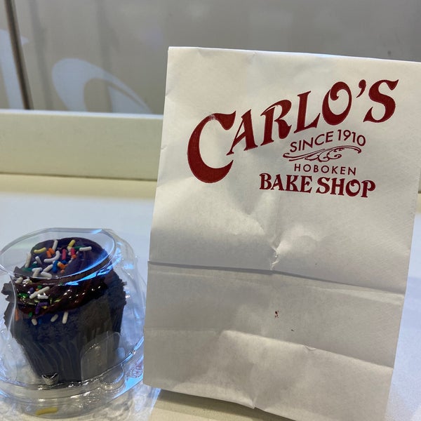 Снимок сделан в Carlo&#39;s Bake Shop пользователем Ana Carolinne 11/30/2022