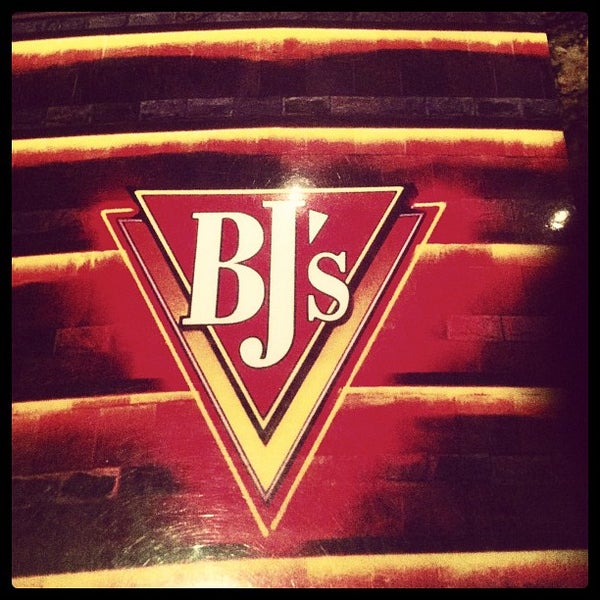 Photo taken at BJ&#39;s Restaurant &amp; Brewhouse by Adrian P. on 1/22/2013