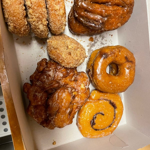 Foto diambil di Bob&#39;s Donuts oleh Ron N. pada 6/12/2022