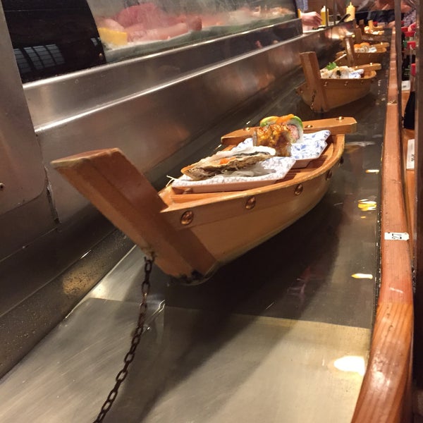 รูปภาพถ่ายที่ Sushi Boat โดย Ron N. เมื่อ 12/20/2016
